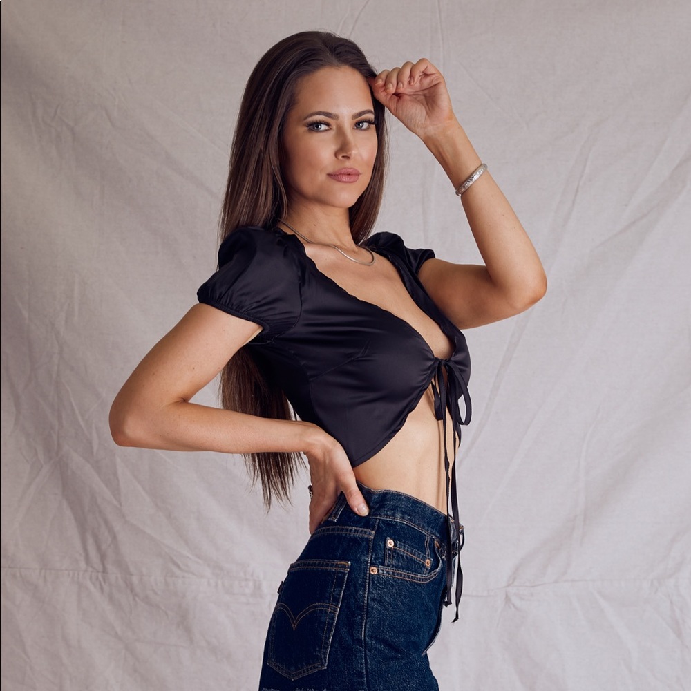 🌵Silk crop top in black!
